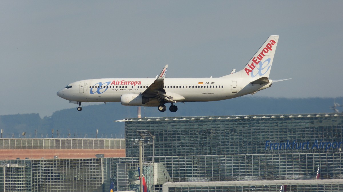 Boeing 737-86Q von Air Europa am 14.08.2013 kurz vor dem landen in Frankfurt.