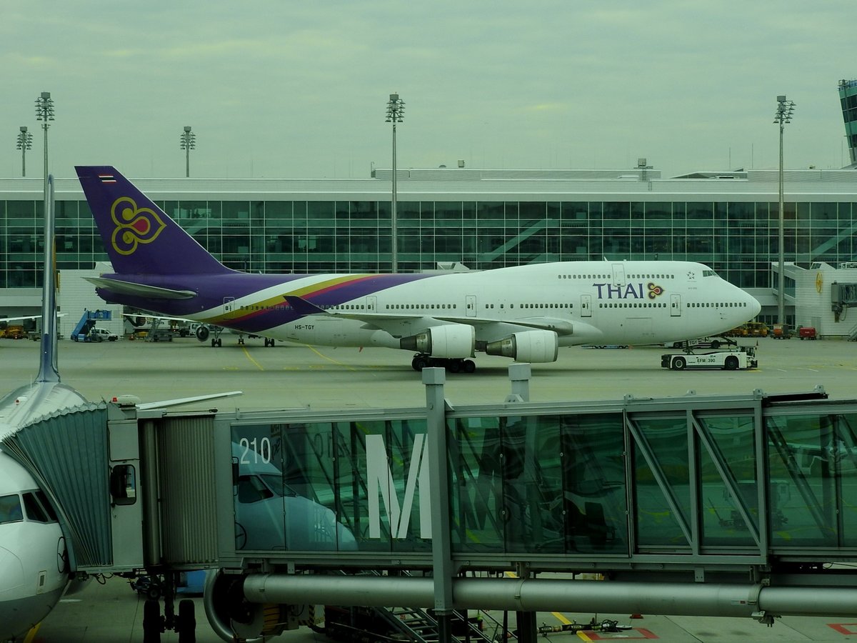 Boeing 747-400 (HG-TGY) der THAI-Airlines, wird im Flughafen München(MUC) auf Position gebracht; 16071