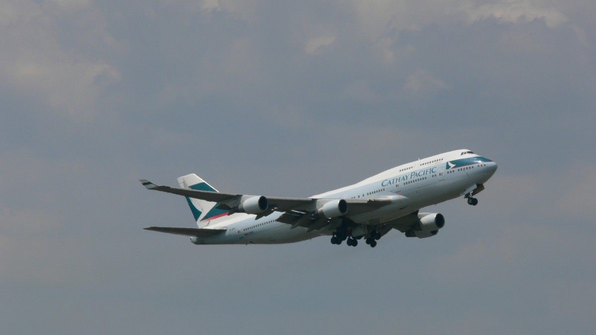 Boeing 747-412 B-HKU von Cathay Pacific beim Start am 06.07.2013 aus Frankfurt.