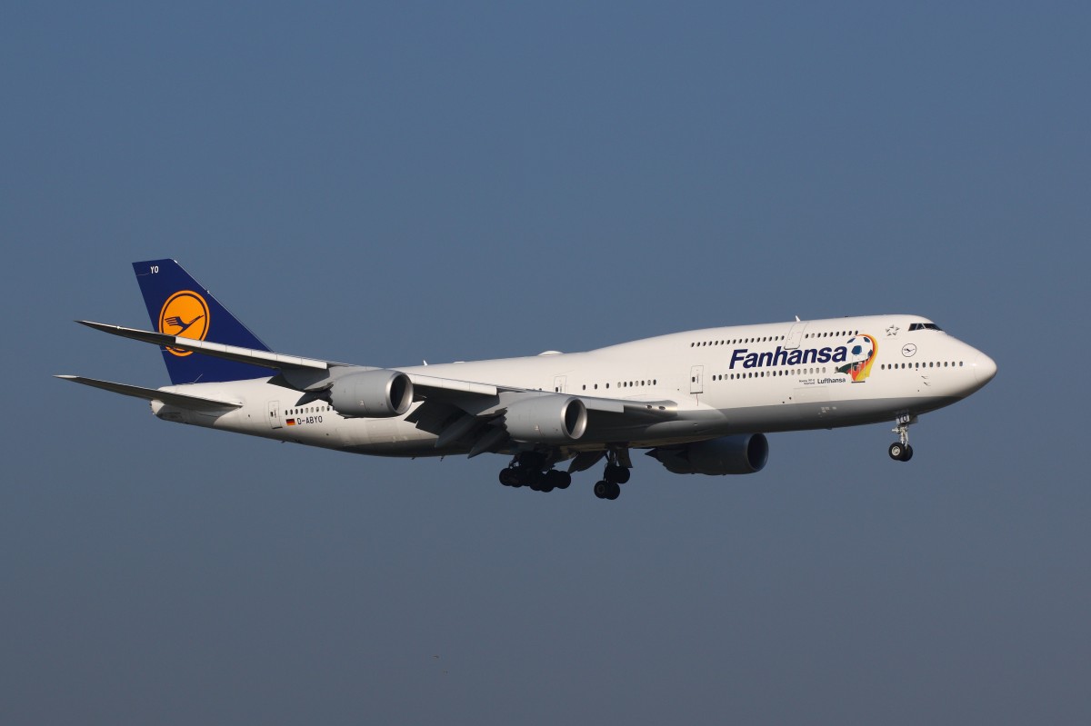 Boeing 747-8, D-ABYO,  Fanhansa  bei der Landung auf dem Flughafen Frankfurt. Fotografiert am 04.10.2014. 