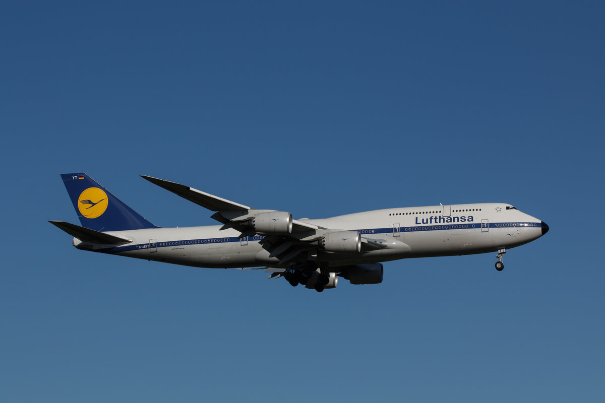 Boeing 747-8, Lufthansa Retro Lackierung (D-ABYT), Frankfurt, 05.10.2016. 