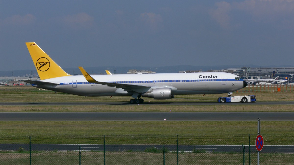 Boeing 767-31B/ER  der Condor in Retrofarben in Frankfurt auf den Weg zum Terminal. Am 06.07.2013 habe ich sie gesehen.
