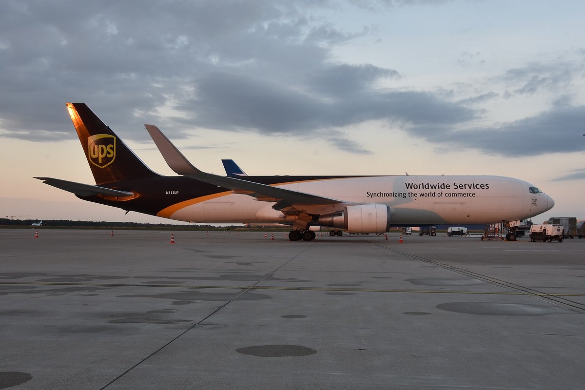 Boeing 767-34AF - 5X UPS United Parcel Service - 27764 - N313UP - 13.10.2019 - CGN
