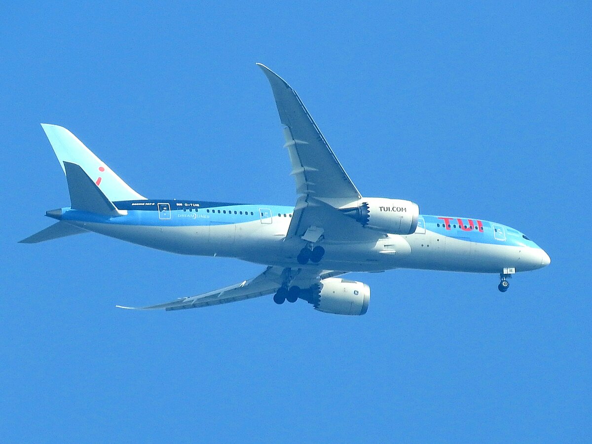Boeing 787-8 Dreamliner mit der Kennung G-TUIE, von TUI-Airways befindet sich im Landeanflug auf den Flughafen Salzburg; 230304