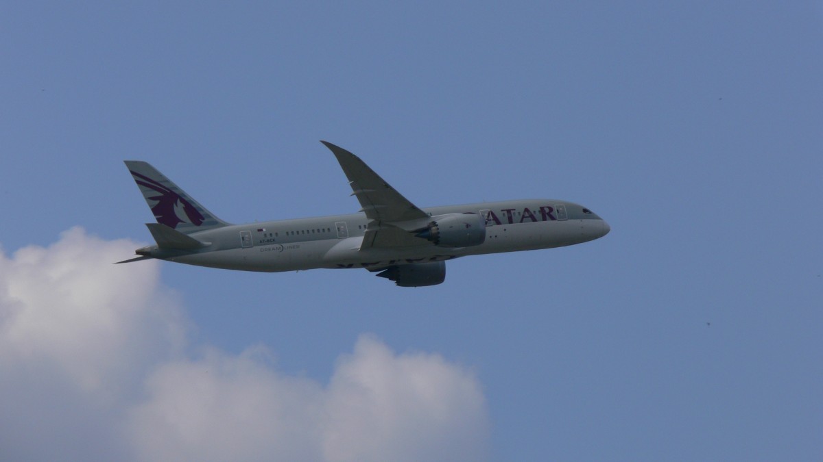 Boeing 787-8DZ von Qatar mit der Kennung A7-BCA beim Start am 06.07.2013 in Frankfurt.