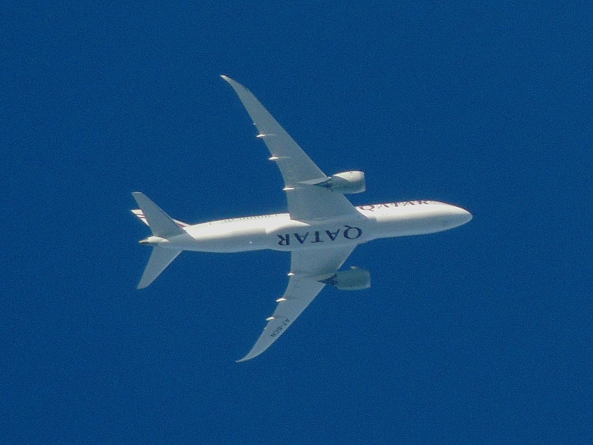 Boeing 787-MSN38332 A7-BCN, von Qatar Airways, im Luftraum über Ried i.I.; 141101