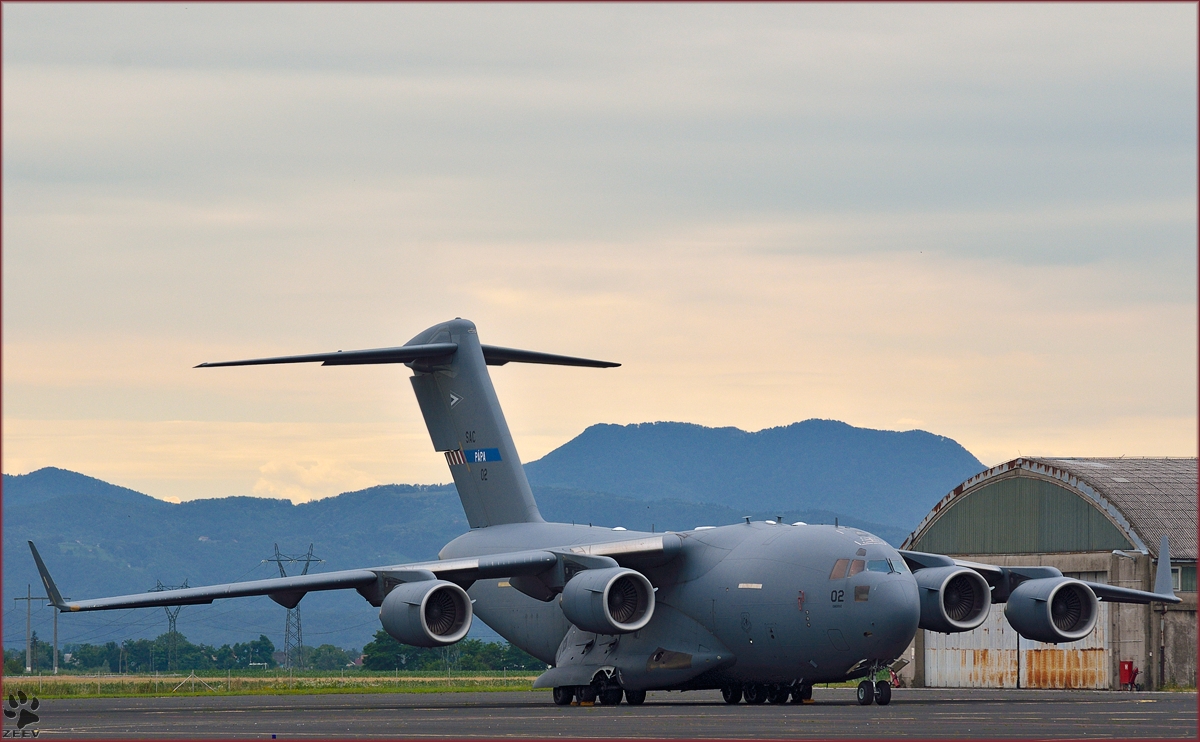 Boeing C-17, SAC PAPA 02, NATO HAW auf Maribor Flughafen MBX. /1.7.2014