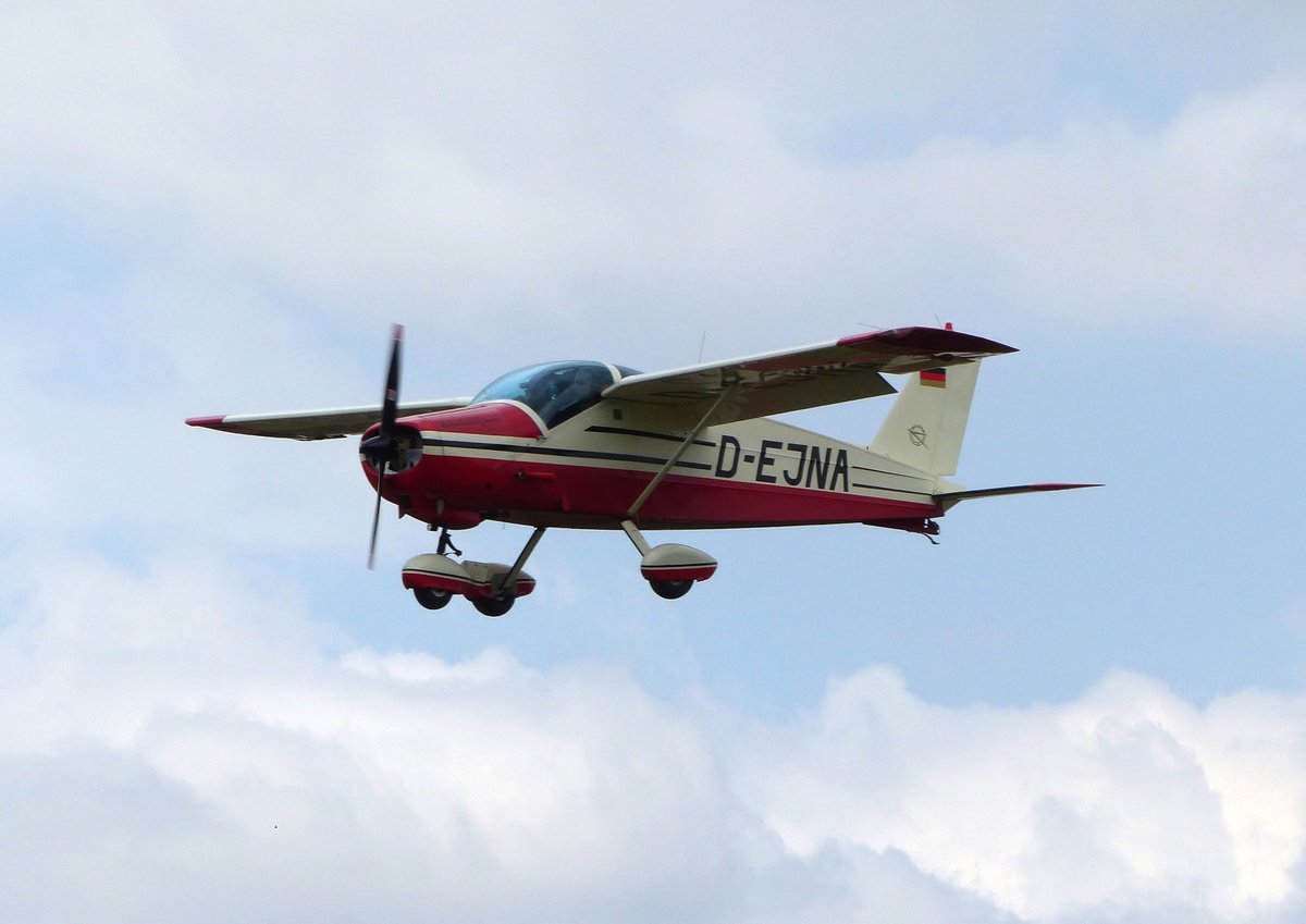 Boelkow BO-208C Junior, D-EJNA im Endanflug auf die Piste 24 in Gera (EDAJ) am 8.7.2018