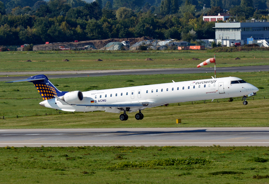 Bombardier CRJ 900 NG, D-ACNU Eurowings, kurz vor`m Aufsetzen in DUS - 01.10.2015