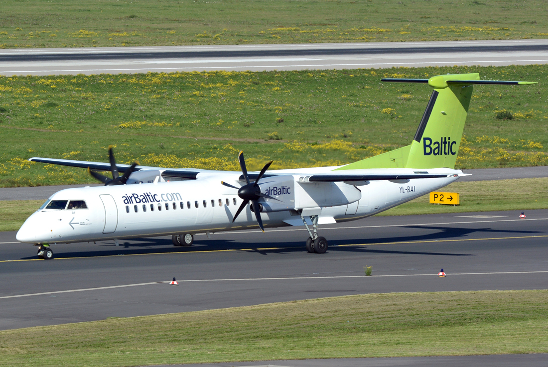 Bombardier-DHC 8-102 Q 400, Air Baltic, YL-BAI, taxy in DUS - 01.10.2015