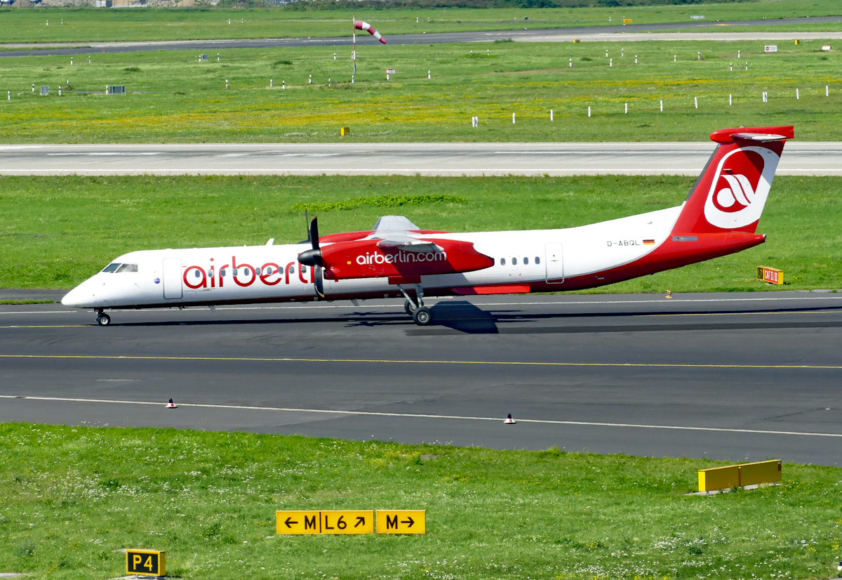 Bombardier DHC-8-402 Q 400 der Air Berlin, D-ABQL, taxy in DUS - 29.08.2017