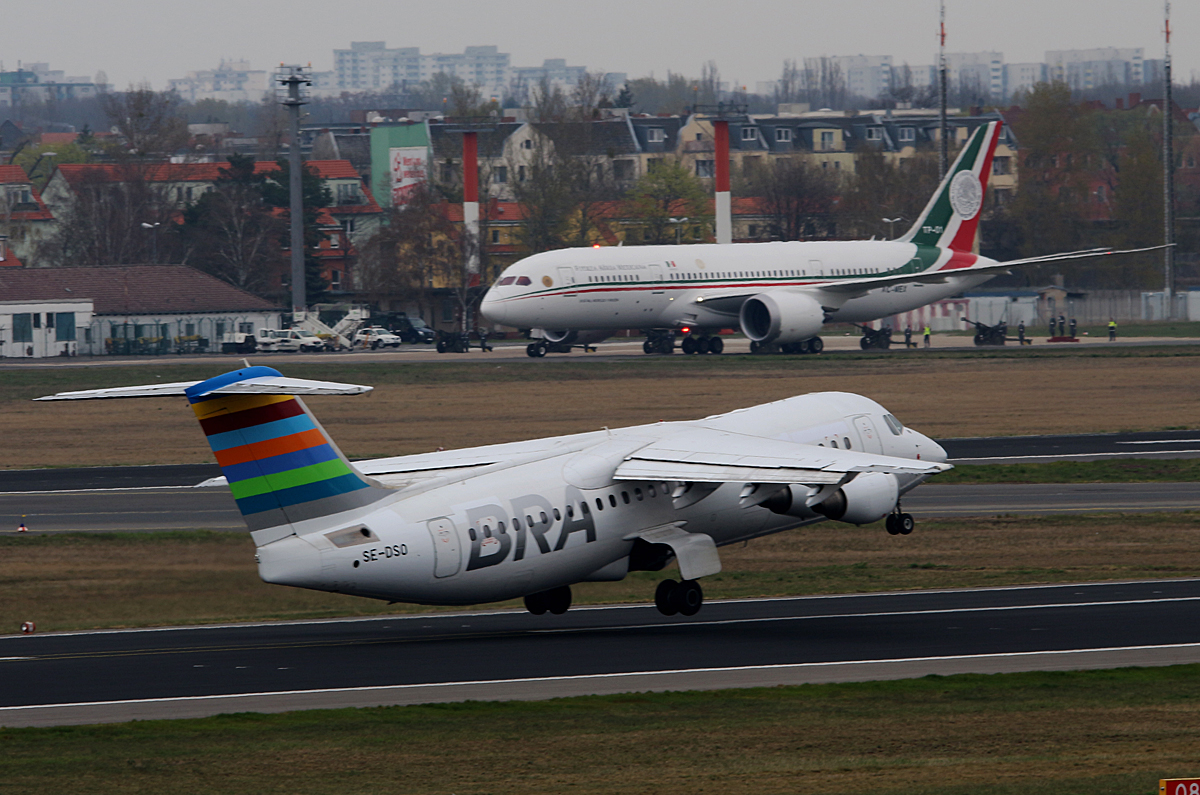 Braathens Regional, RJ100, SE-DSO, TXL, 10.04.2016 im Hintergrund Mexico Air Force, XC-MEX, B 787-8 Dreamliner