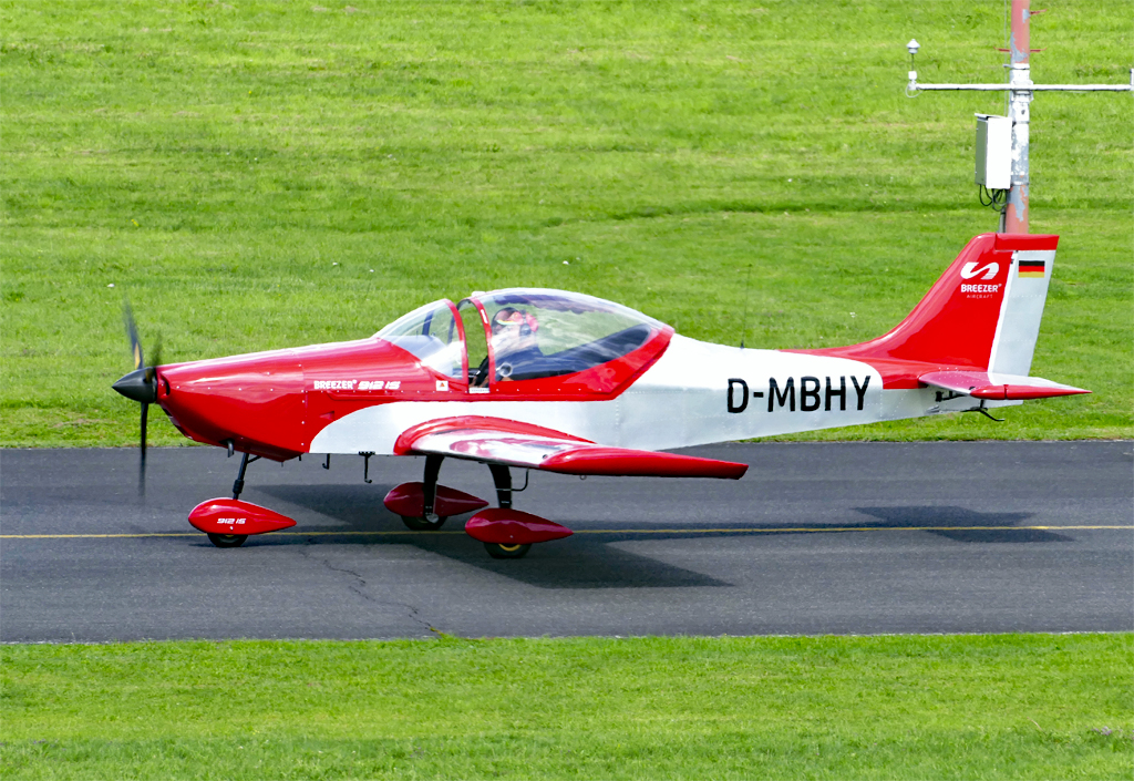 Breezer 912 i.S., D-MBHY auf dem Rollweg in Bonn-Hangelar - 14.08.2017