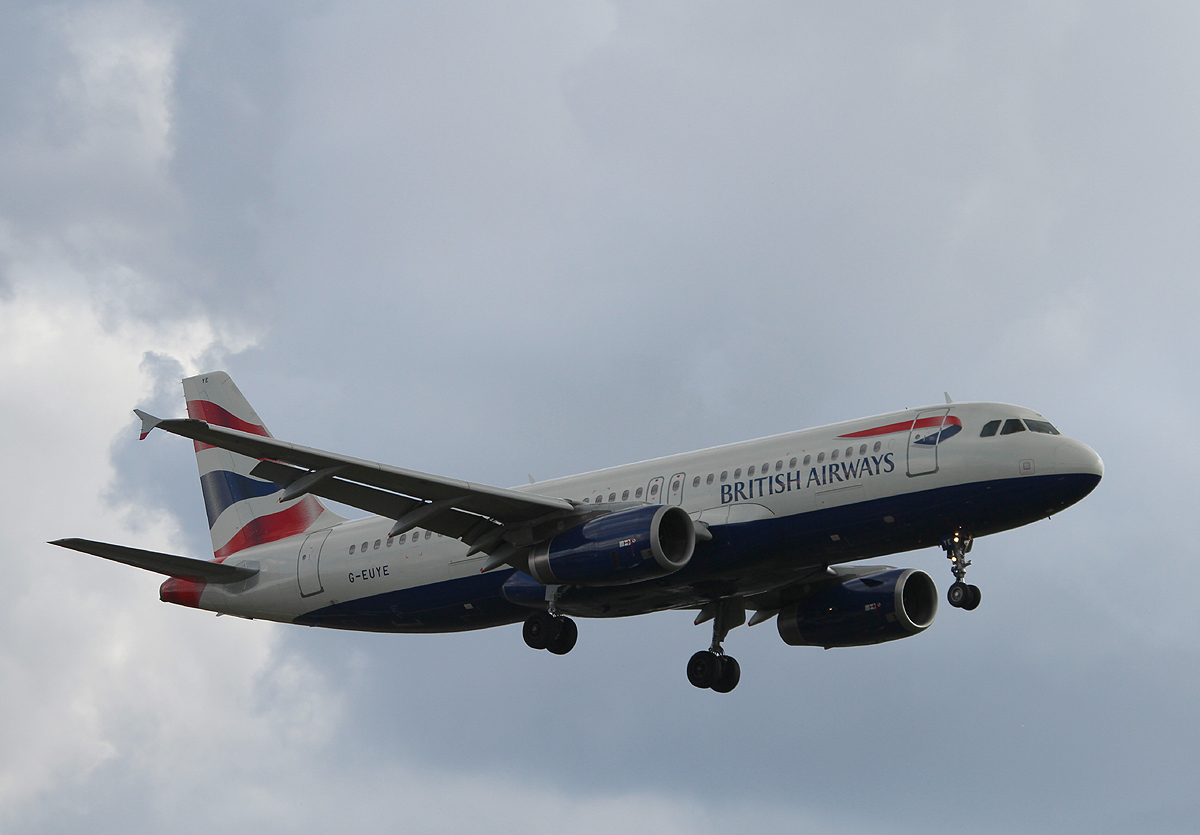 British Airways A 320-232 G-EUYE bei der Landung in Berlin-Tegel am 28.09.2013