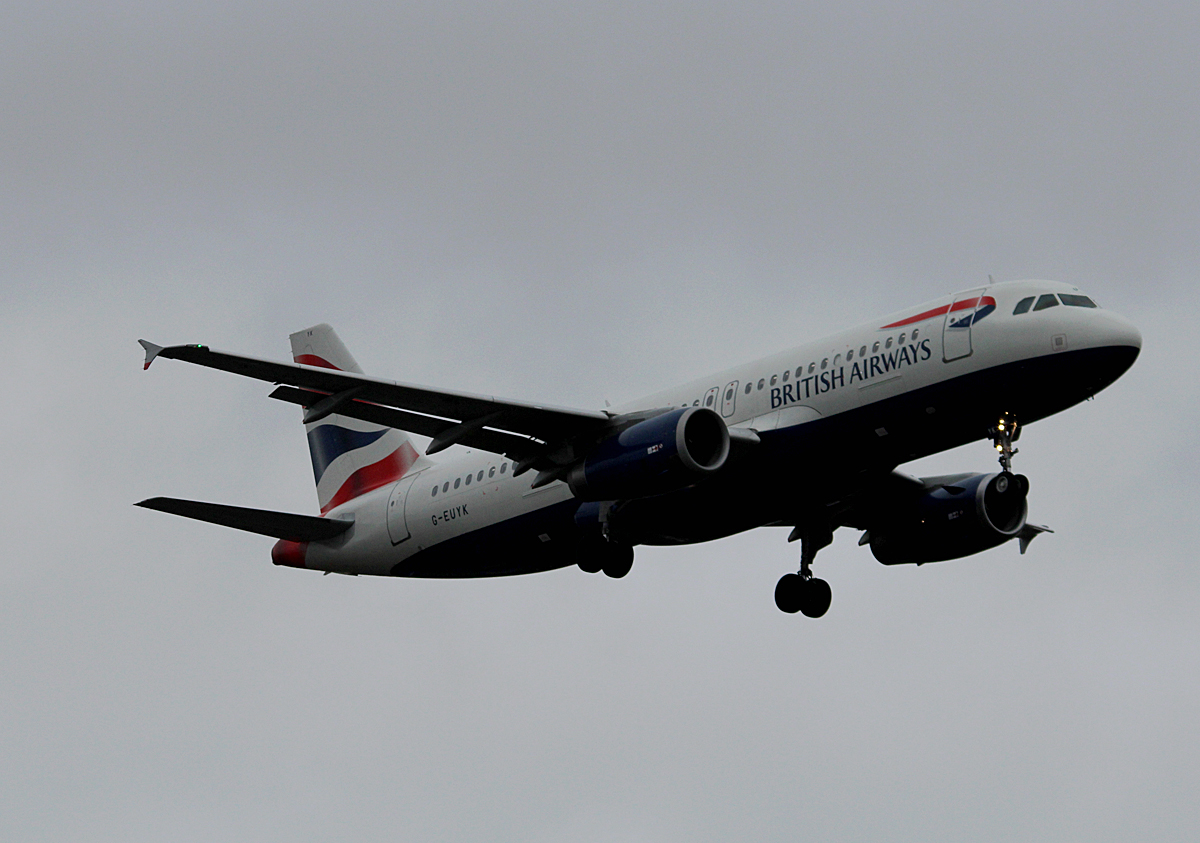 British Airways A 320-232 G-EUYK bei der Landung in Berlin-Tegel am 09.02.2015