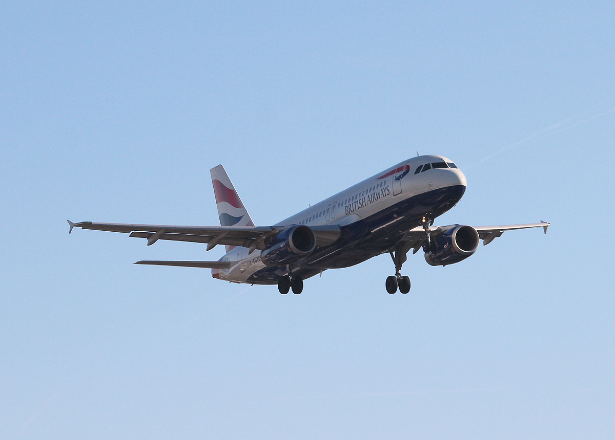 British Airways A 320-232 G-EUYL bei der Landung in Berlin-Tegel am 31.10.2013