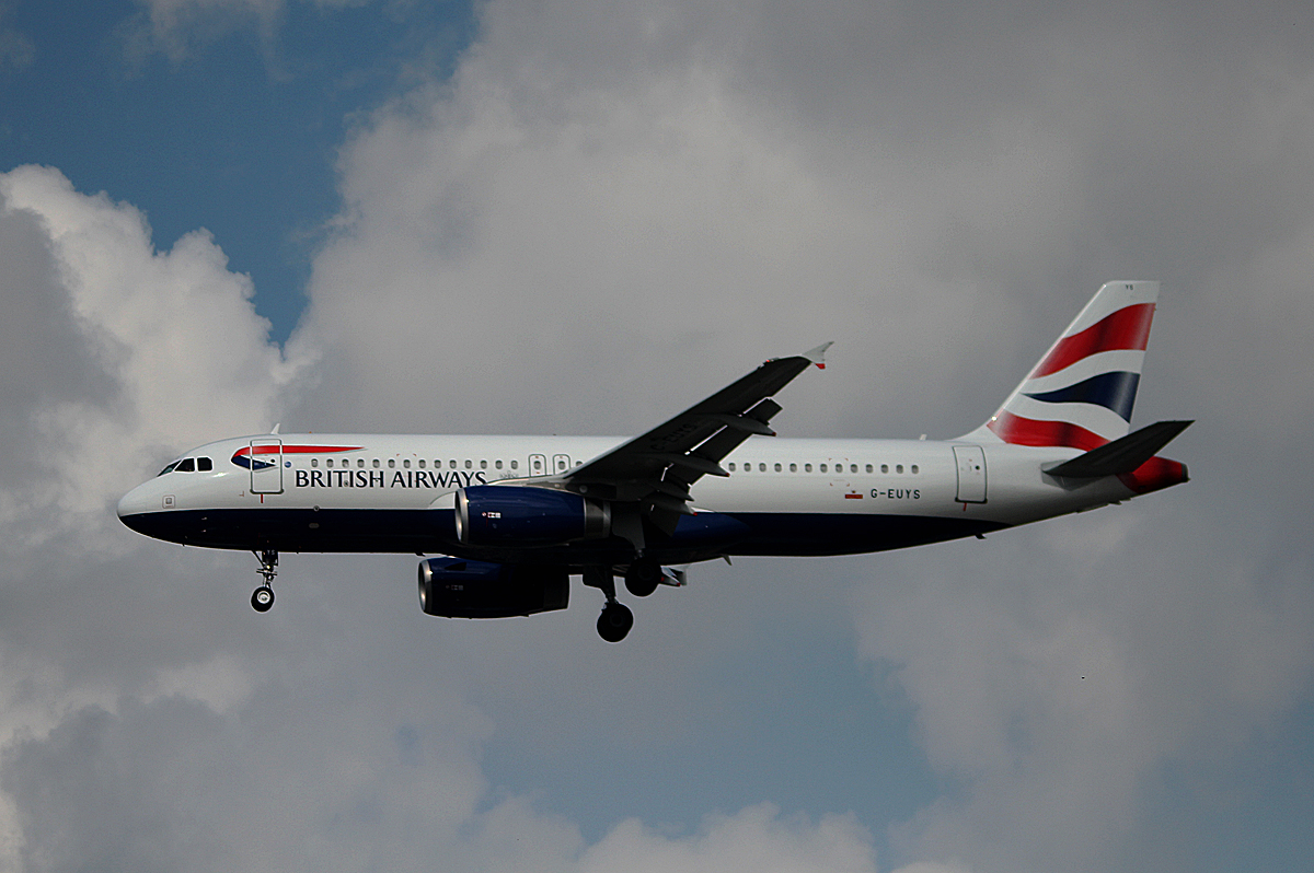 British Airways A 320-232 G-EUYS bei der Landung in Berlin-Tegel am 12.04.2014