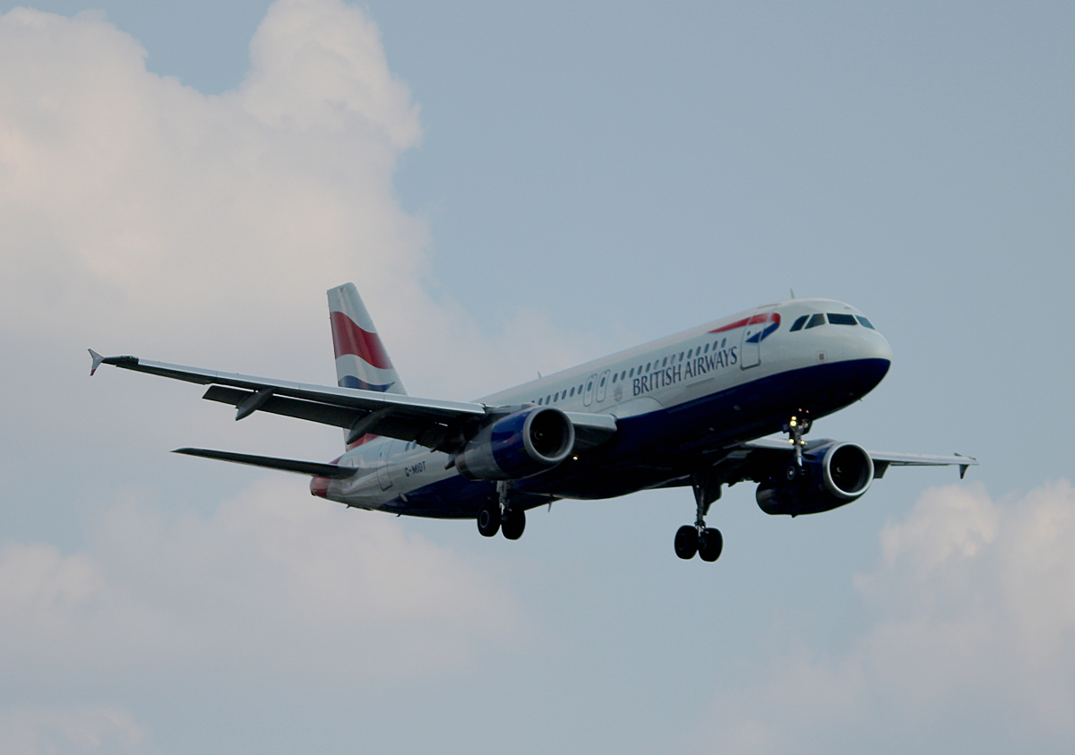 British Airways A 320-232 G-MIDT bei der Landung in Berlin-Tegel am 08.08.2014