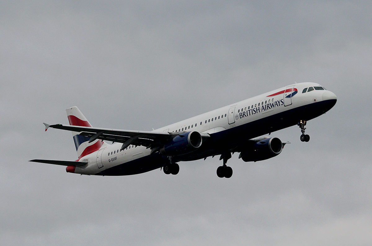 British Airways A 321-231 G-EUXF bei der Landung in Berlin-Tegel am 26.10.2014