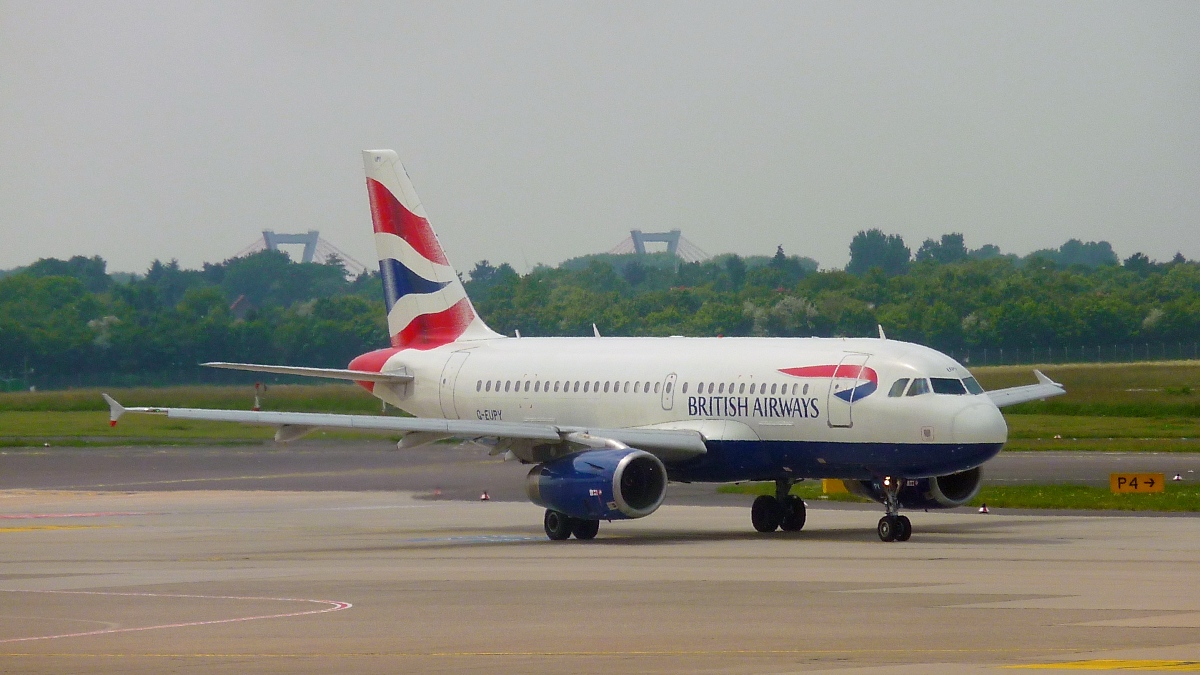 British Airways Airbus A319, G-EUPY, vor der Flughafenbrücke in DUS, 11.6.13