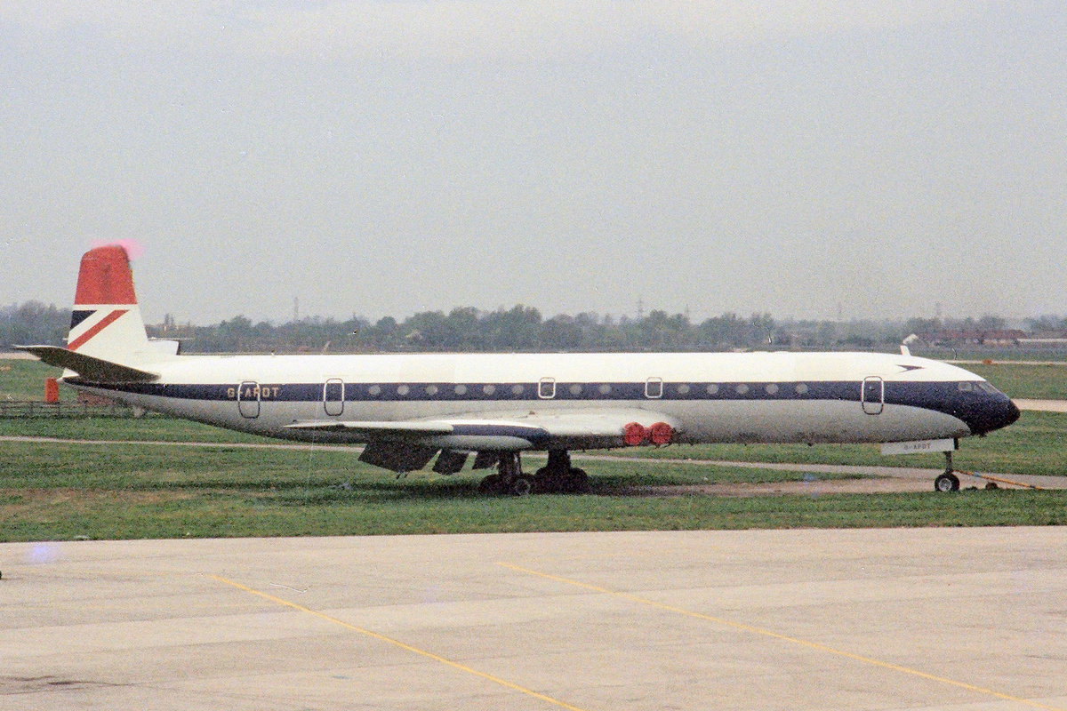 British Airways, G-APDT, De Havilland Comet 4, msn: 6420, April 1980, London Hetahrow. Scan aus der Mottenkiste.