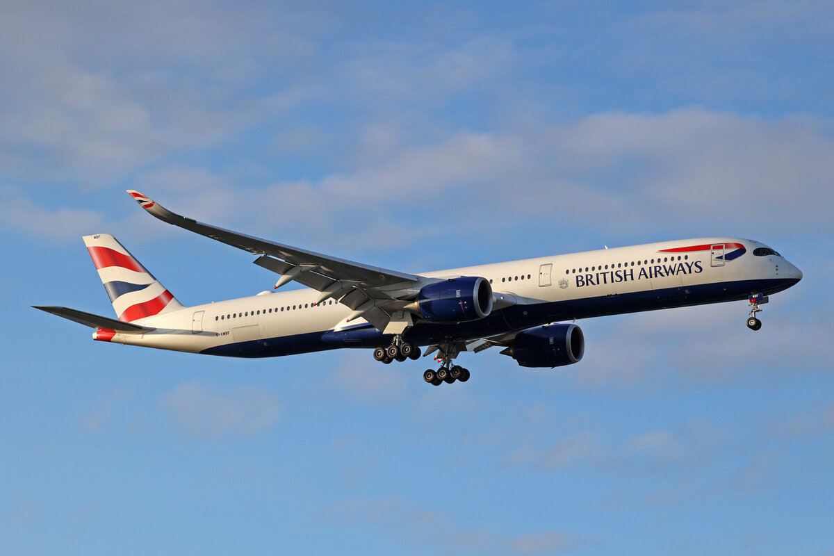 British Airways, G-XWBF, Airbus A350-1041, msn: 402, 06.Juli 2023, LHR London Heathrow, United Kingdom.