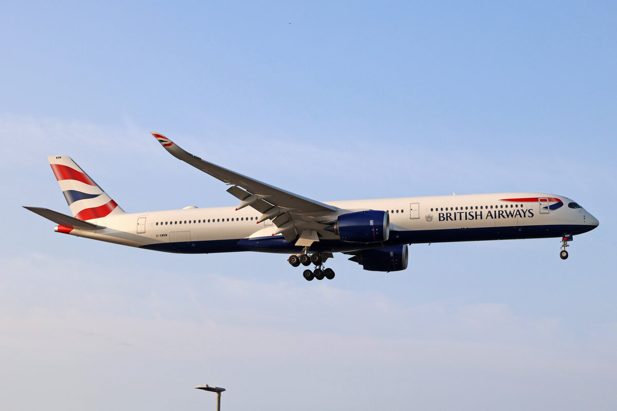 British Airways, G-XWBM, Airbus A350-1041, msn: 563, 03.Juli 2023, LHR London Heathrow, United Kingdom.