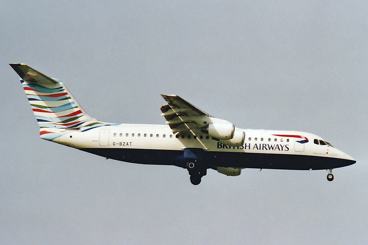 British Airways (Operated by CityFlyer Express), G-BZAT, BAe Avro RJ100, msn: E3320, Juli 2001, ZRH Zürich, Switzerland.