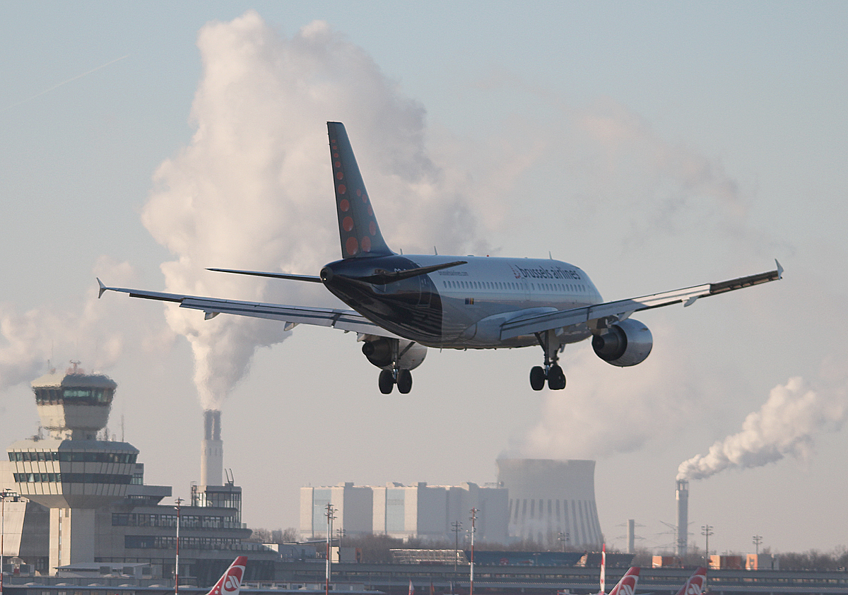 Brussels Airlines A 319-111 OO-SSA bei der Landung in Berlin-Tegel am 30.12.2013