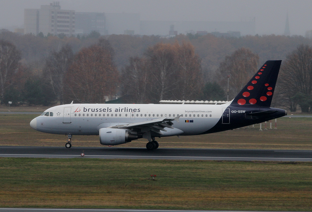 Brussels Airlines A 319-111 OO-SSW nach der Landung in Berlin-Tegel am 24.11.2013