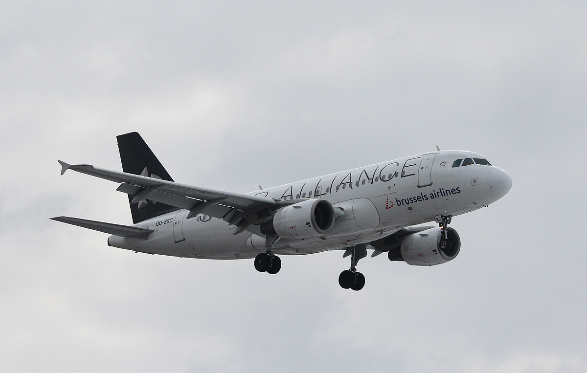 Brussels Airlines A 319-112 OO-SSC bei der Landung in Berlin-Tegel am 01.04.2013