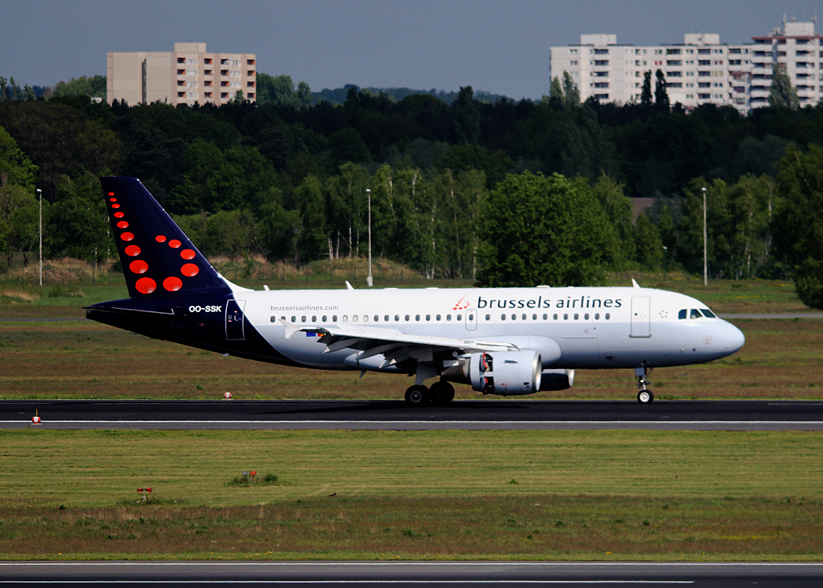 Brussels Airlines A 319-112 OO-SSK nach der Landung in Berlin-Tegel am 27.04.2014