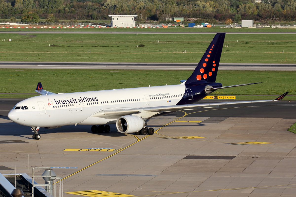 Brussels Airlines Airbus A330-223 OO-SFU rollt zum Gate in Düsseldorf 12.10.2019