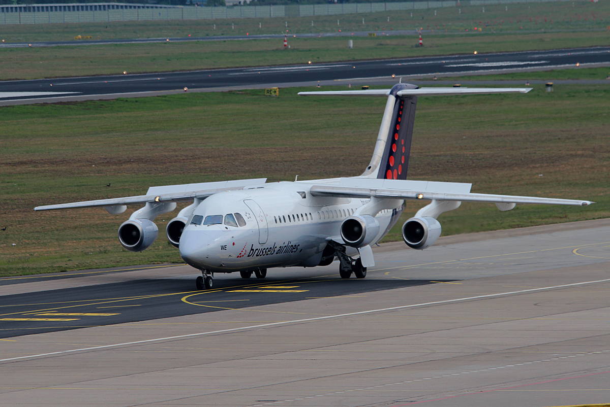 Brussels Airlines RJ100 OO-DWE bei der Ankunft in Berlin-Tegel am 13.09.2015