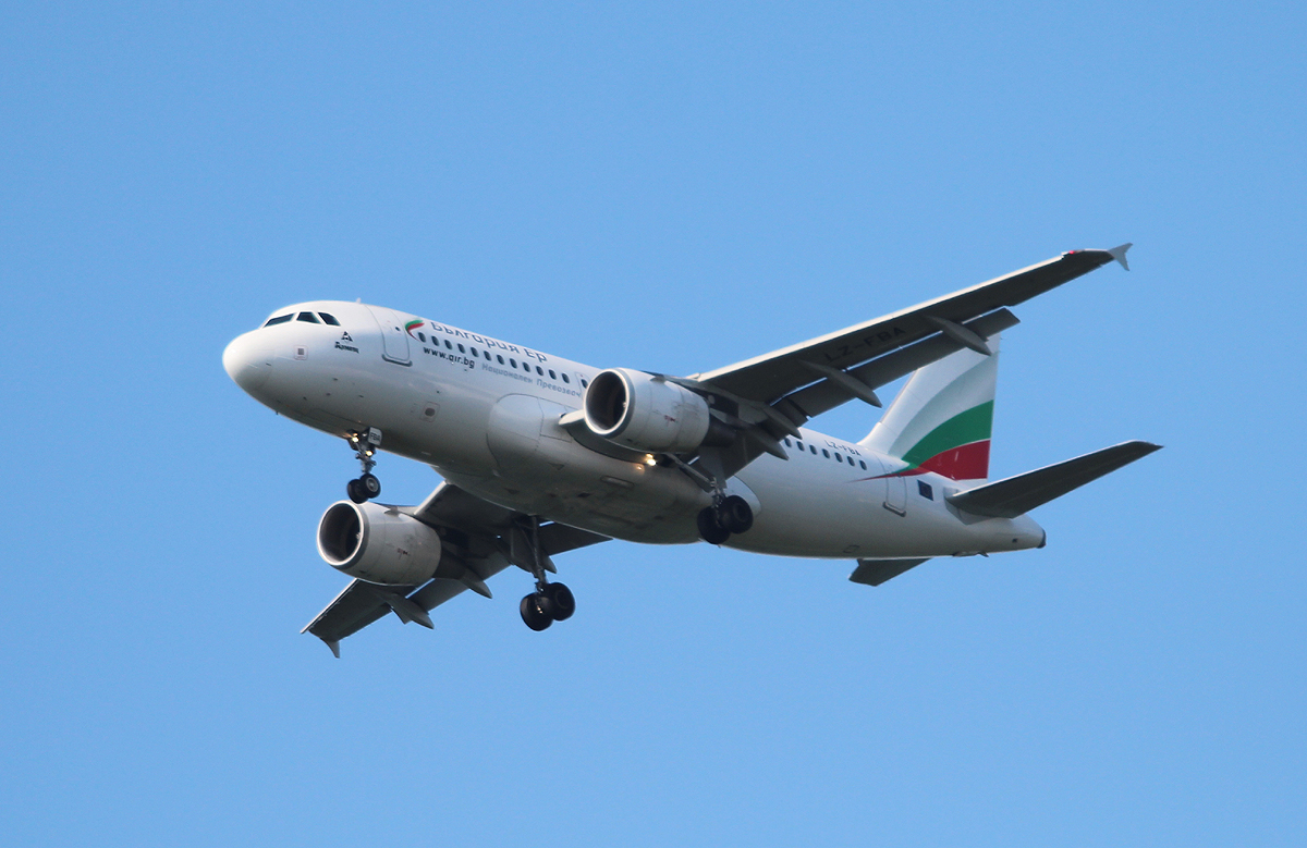 Bulgaria Air A 319-112 LZ-FBA bei der Landung in Frankfurt am 11.06.2013