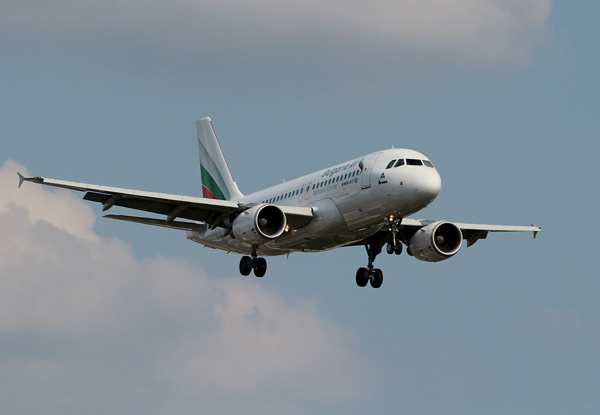 Bulgaria Air A 319-112 LZ-FBA bei der Landung in Berlin-Tegel am 08.08.2014 