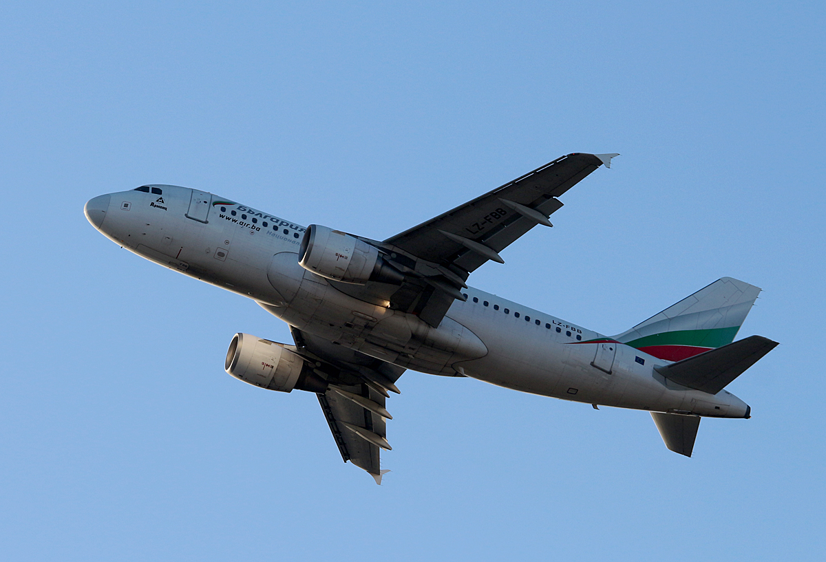 Bulgaria Air A 319-112 LZ-FBB nach dem Start in Berlin-Tegel am 09.01.2016