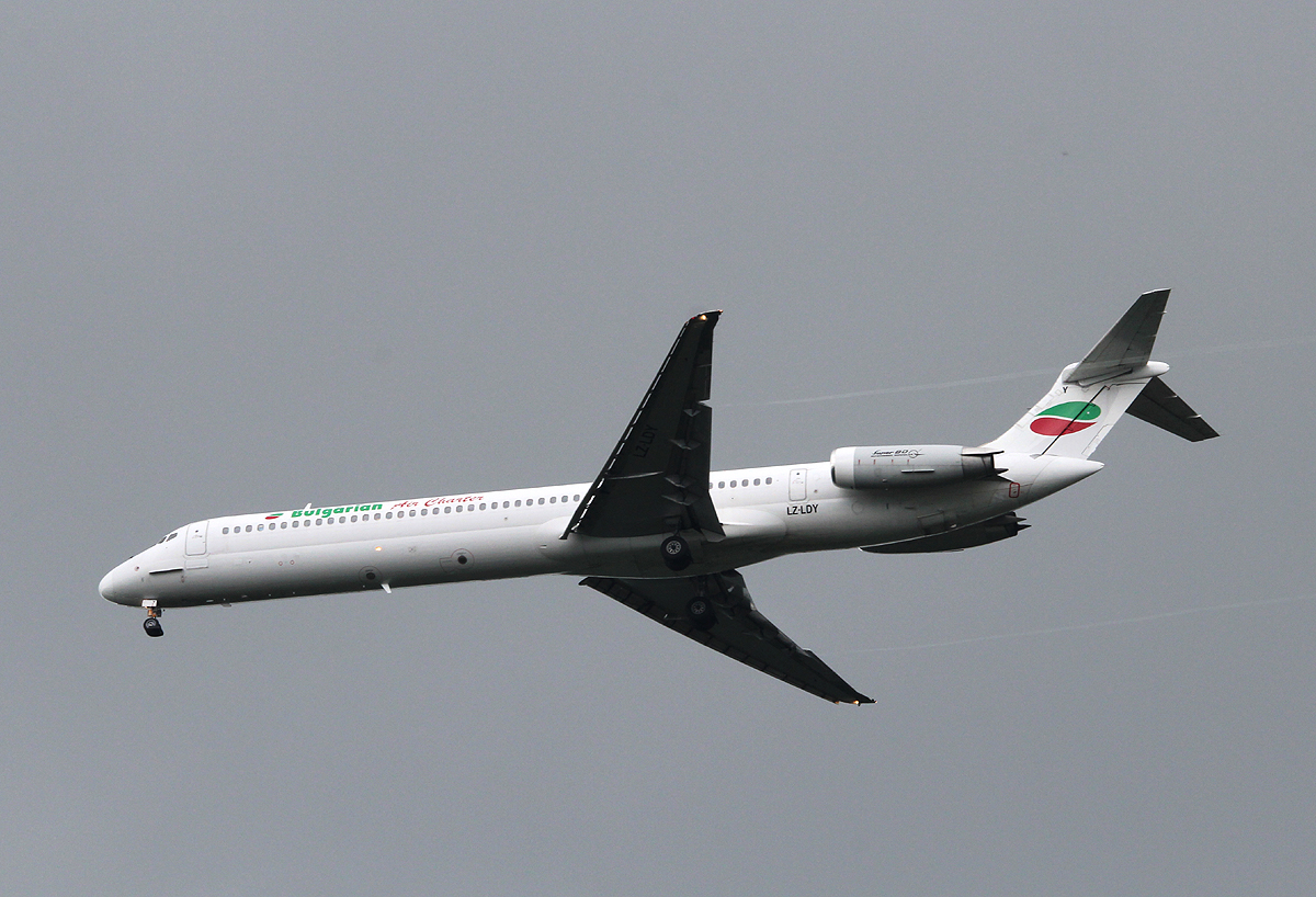 Bulgarian Air Charter MD-82 LZ-LDY bei der Landung in Frankfurt am 09.06.2013