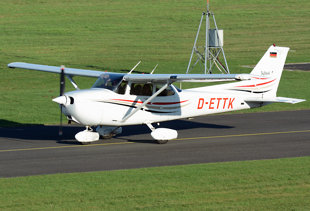 C 772 R Sky Hawk, D-ETTK, taxy in EDKB - 27.11.2015
