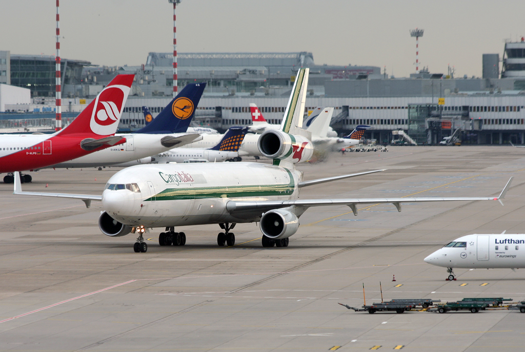 Cargoitalia MD-11F EI-UPI auf dem Taxiway zur V02 in DUS / EDDL / Düüsseldorf am 19.05.2010