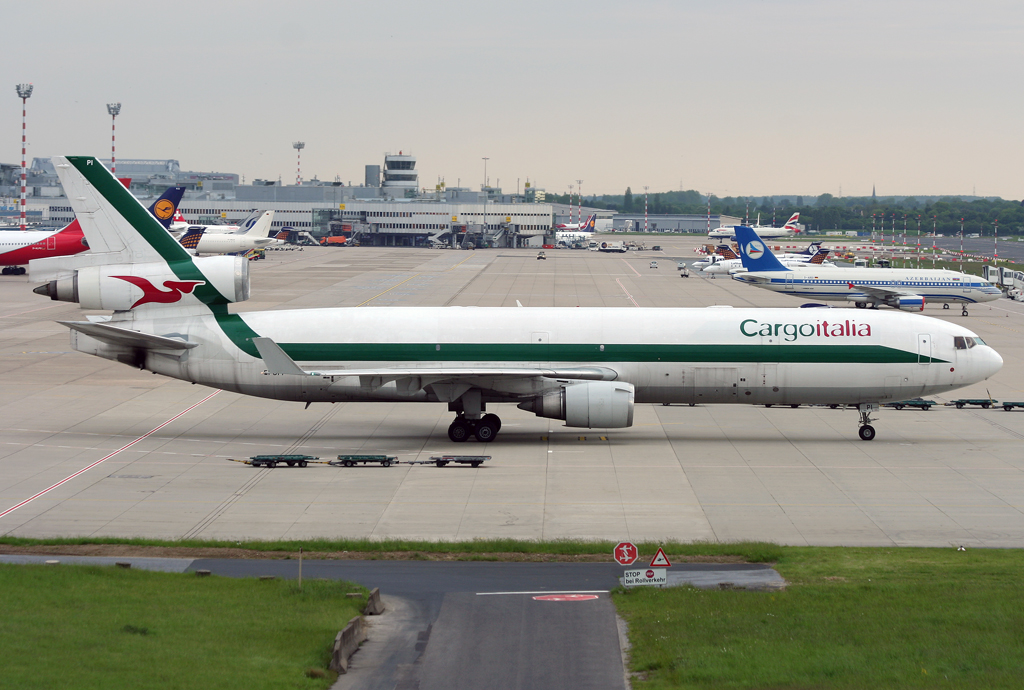 Cargoitalia MD-11F EI-UPI auf V02 in DUS / EDDL / Düüsseldorf am 19.05.2010