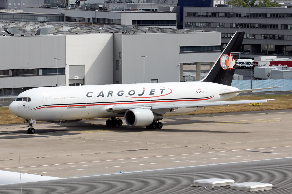 Cargojet Airways Boeing 767-35EERF C-GYAJ rollt zum Start in Köln 21.7.2019