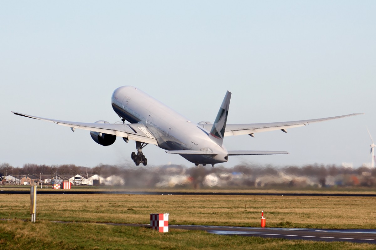 Cathay Pacific B-KQA beim Start in Amsterdam 17.1.2016