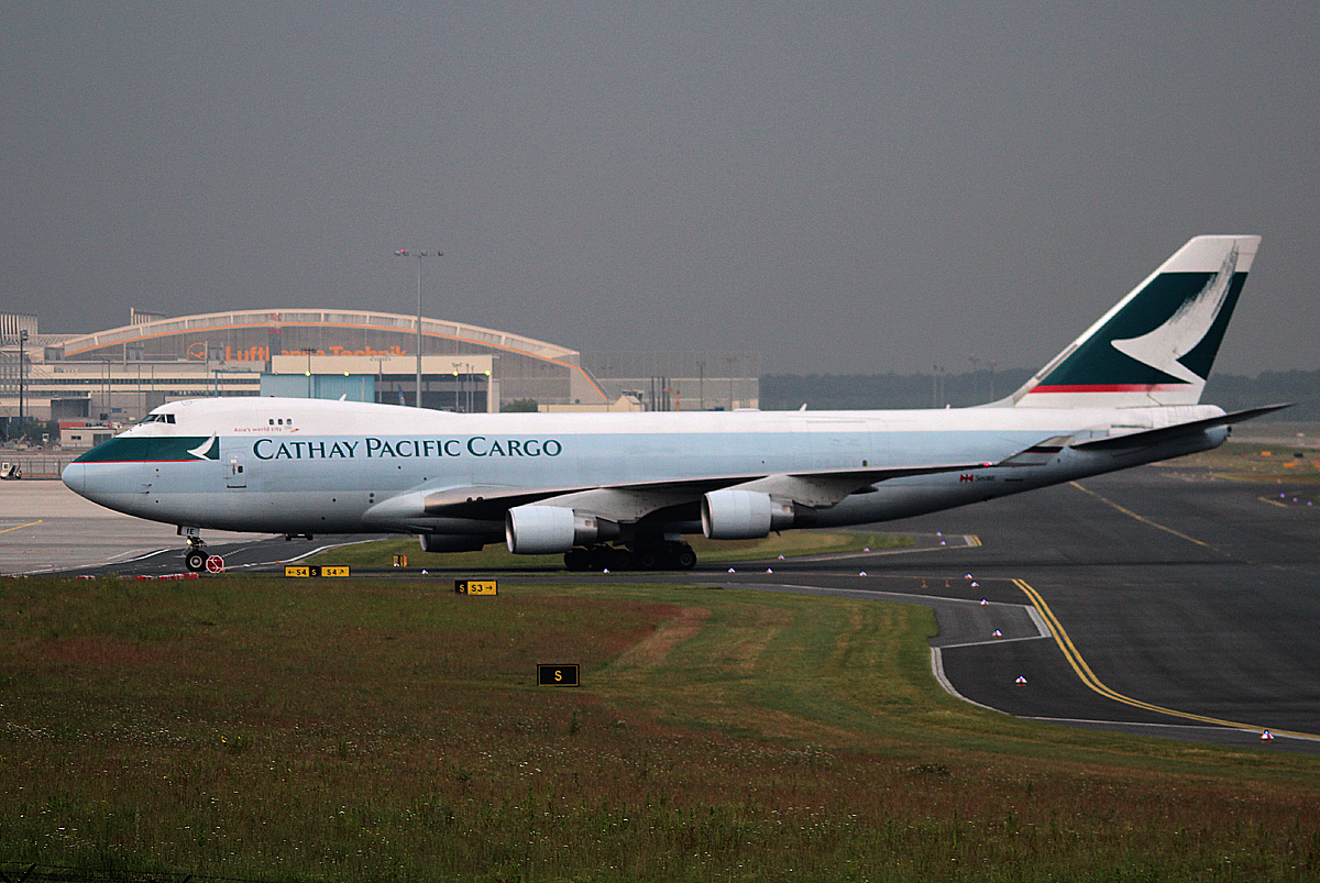 Cathay Pacific Cargo B 747-467(ER/F) B-LIE am frhen Morgen des 12.06.2013 auf dem Flughafen Frankfurt