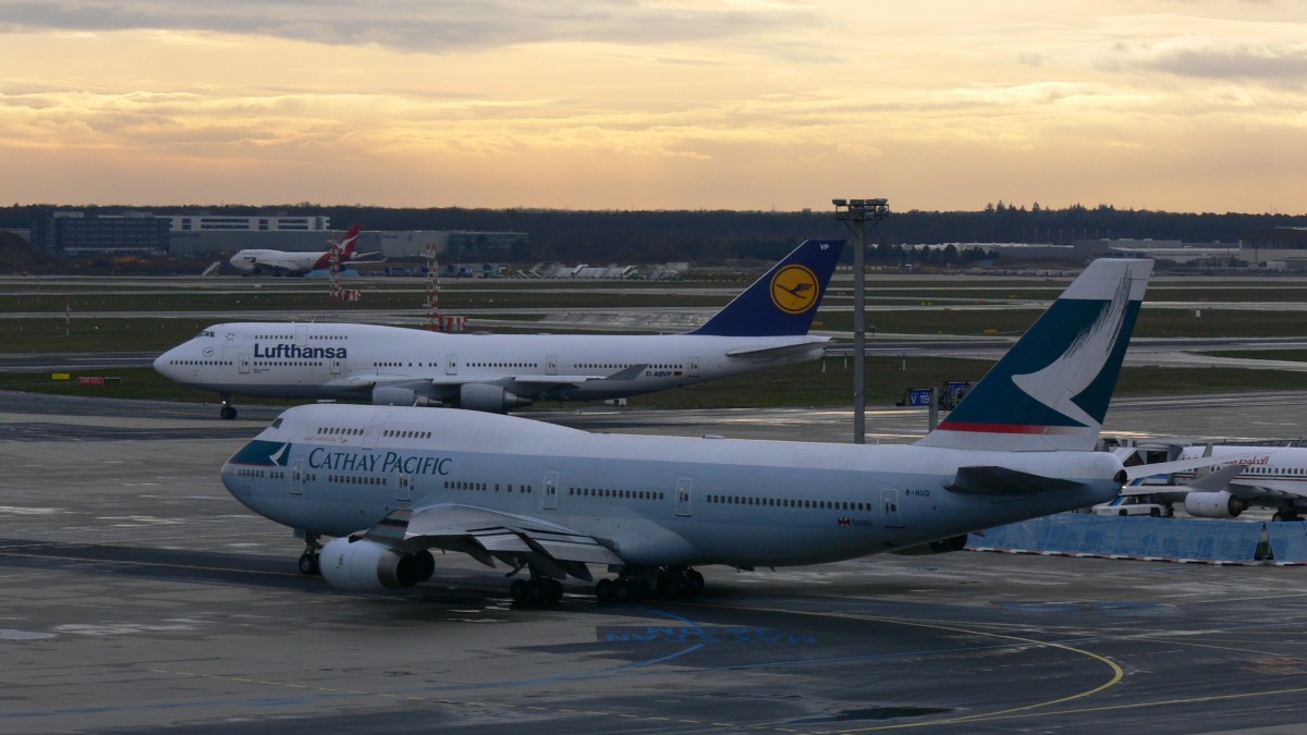 CathayPacific B-HUD 747-467 Lh D-ABVP 747-430 und Quantas mit einer Boeing 747-438 am 03.12.2009 in Frankfurt