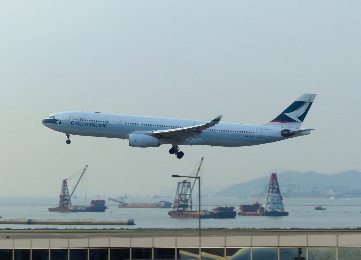 Cathey Pacific, Airbus A 330-343, B-HLV bei der Landung in Hong Kong (HKG) am 15.9.2019