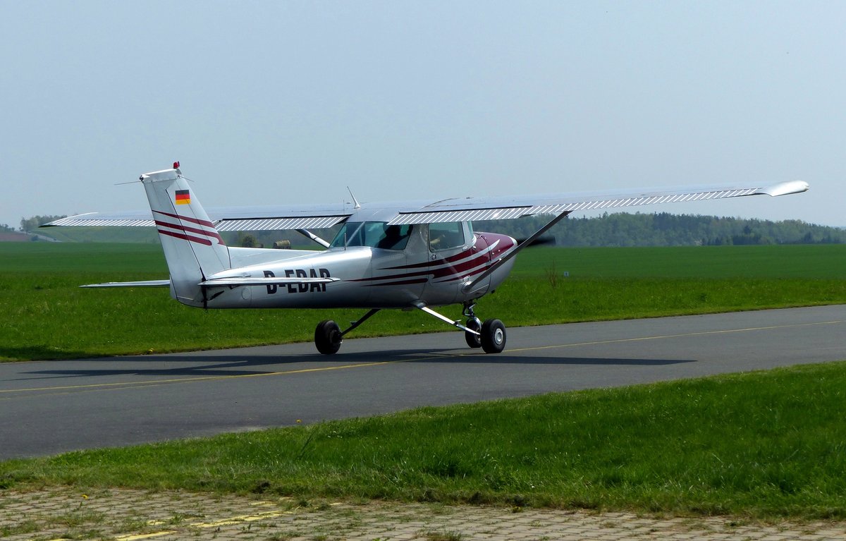 Cessna 150L, D-EDAP auf dem Taxiway zum Start in Gera (EDAJ) am 21.4.2018
