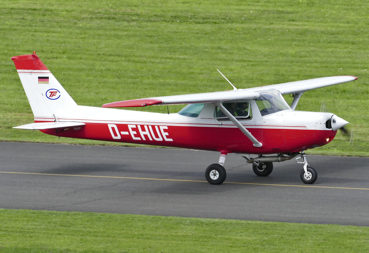 Cessna 152 D-EHUE auf dem Rollweg in EDKB - 14.08.2017