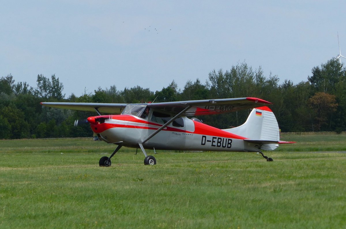 Cessna 170 B, D-EBUB auf dem Weg zur Parkposition in Gera (EDAJ) am 17.8.2019