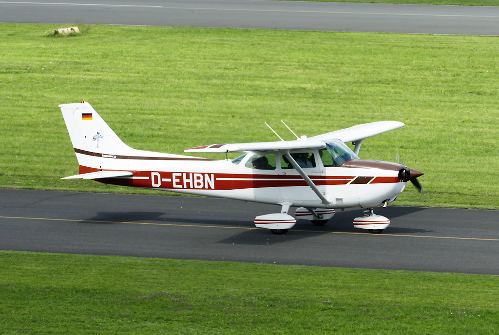 Cessna 172 N Sky Hawk, D-EHBN, auf dem Rollweg in EDKB - 14.08.2017